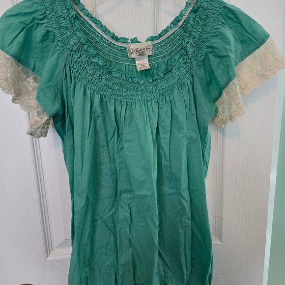 NWOT Lacey short sleeves, elastic around bottom perfect for springtime - Picture 1 of 2